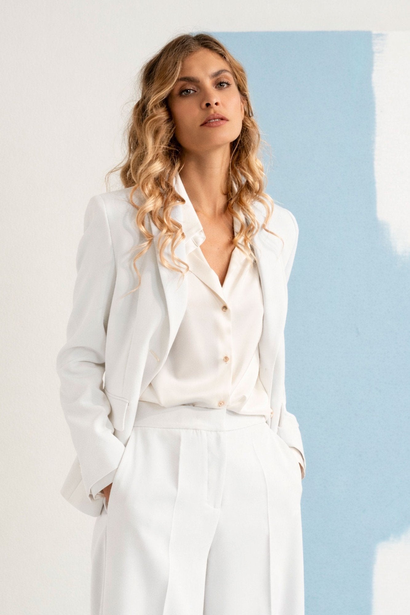 Blazer clássico cintado com botões metálicos