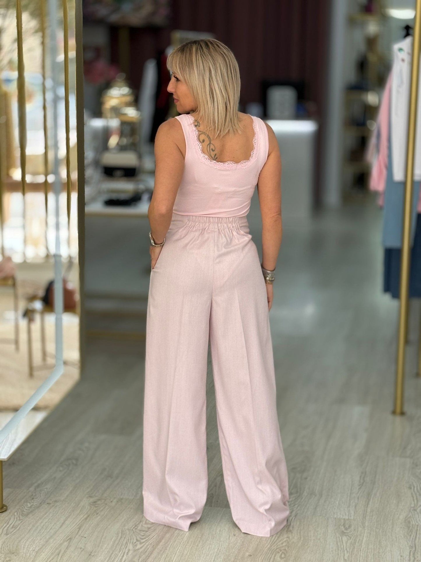 Calça wide leg com pregas em xadrez suave