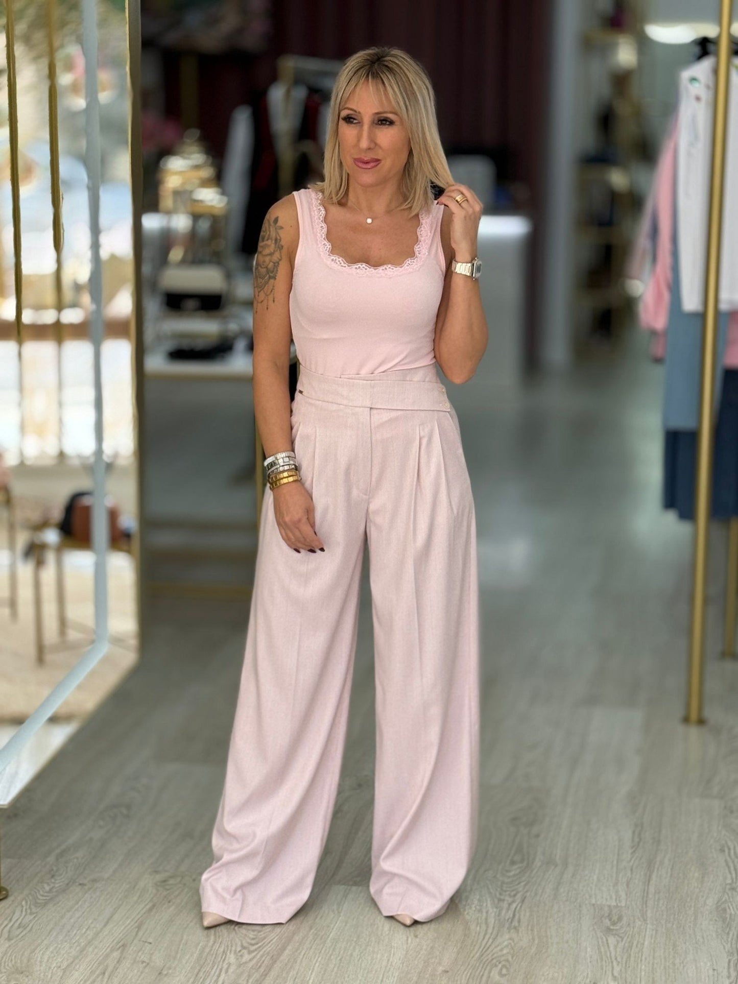 Calça wide leg com pregas em xadrez suave