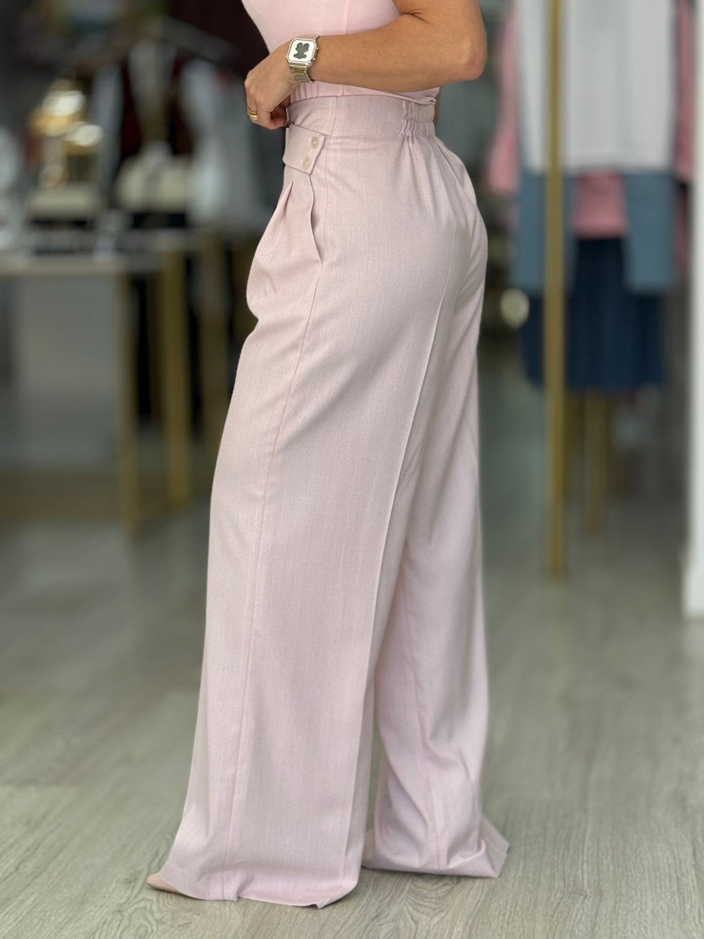 Calça wide leg com pregas em xadrez suave
