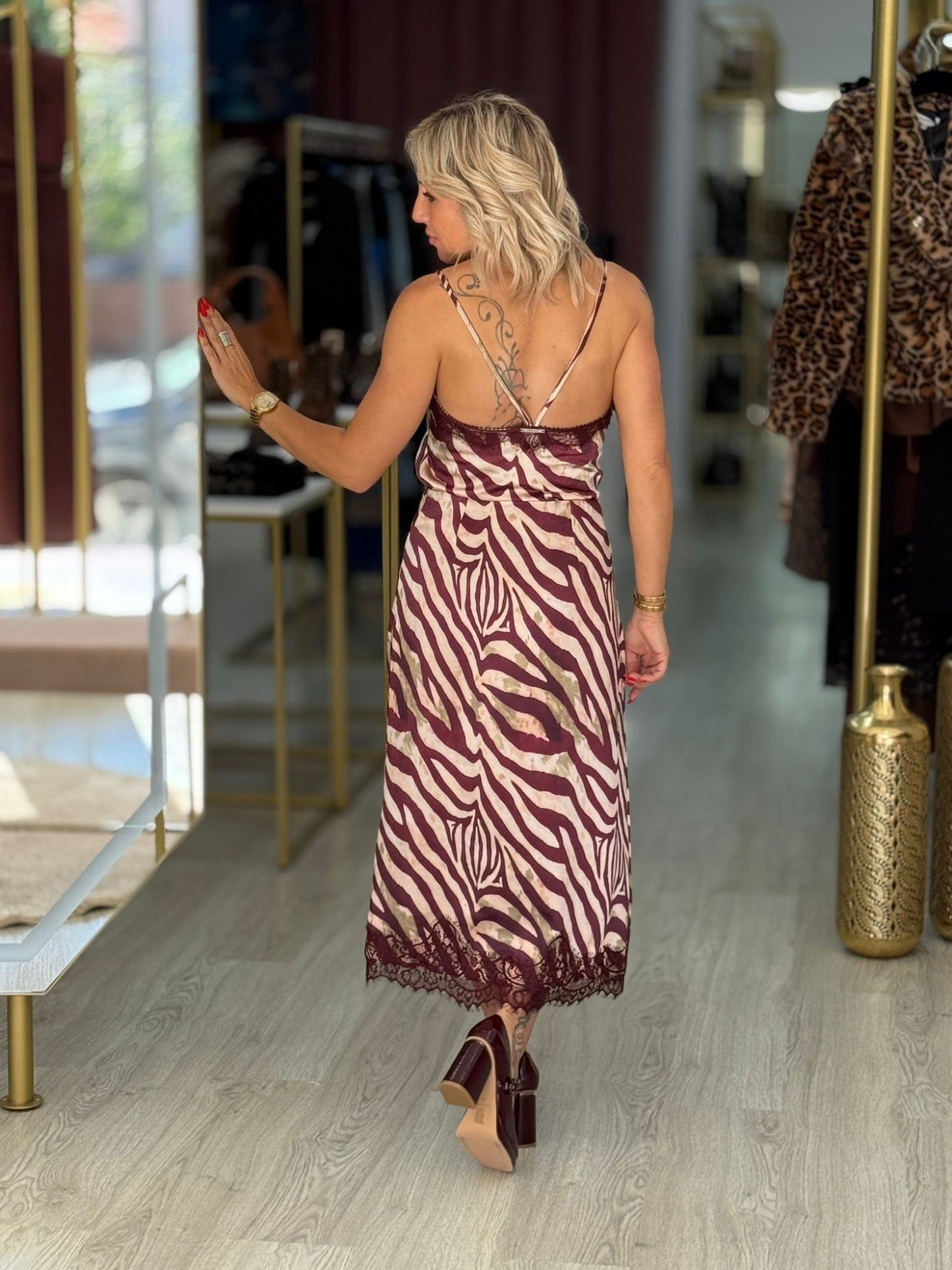 Saia Midi em Cetim com Renda