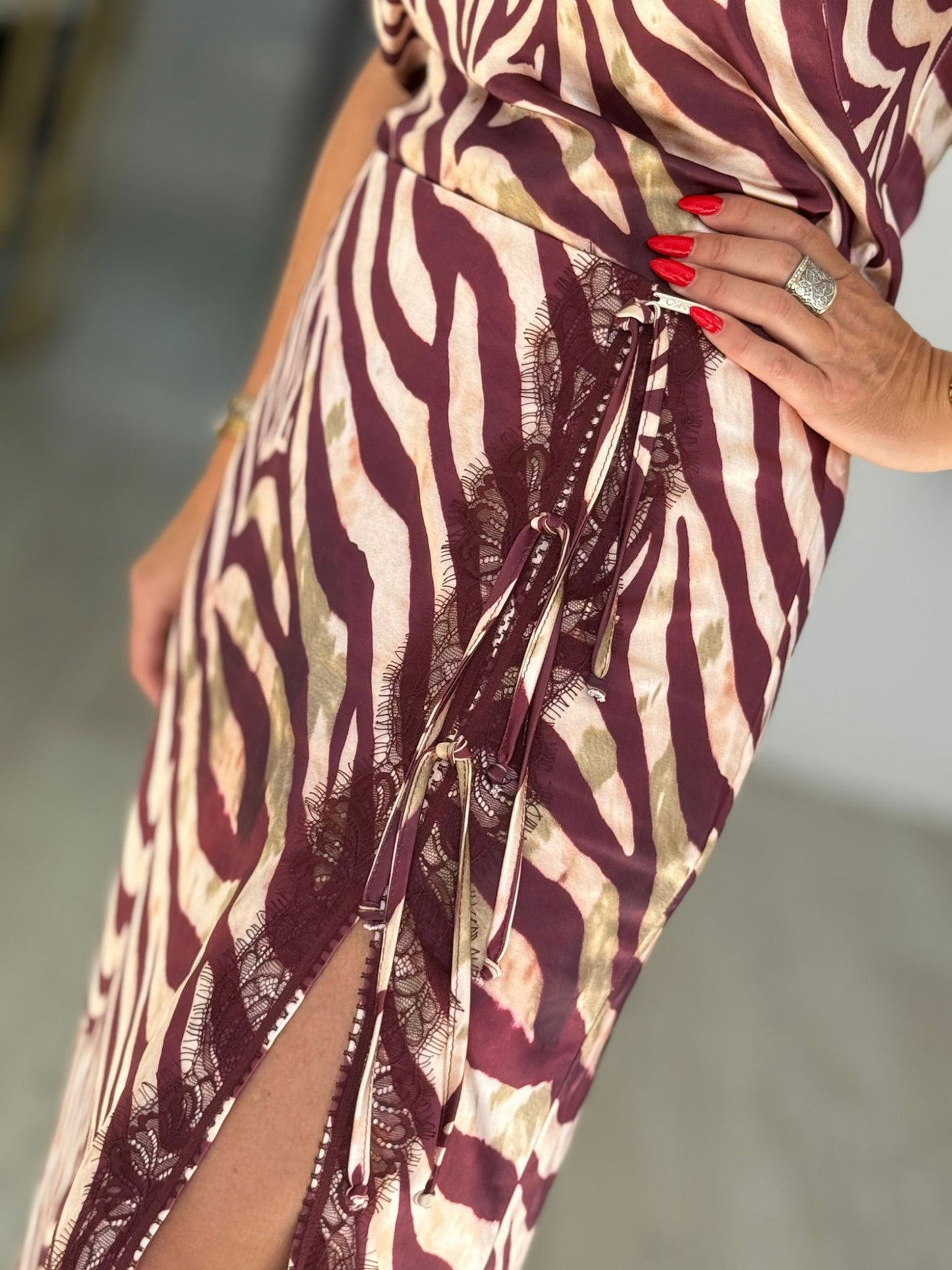 Saia Midi em Cetim com Renda