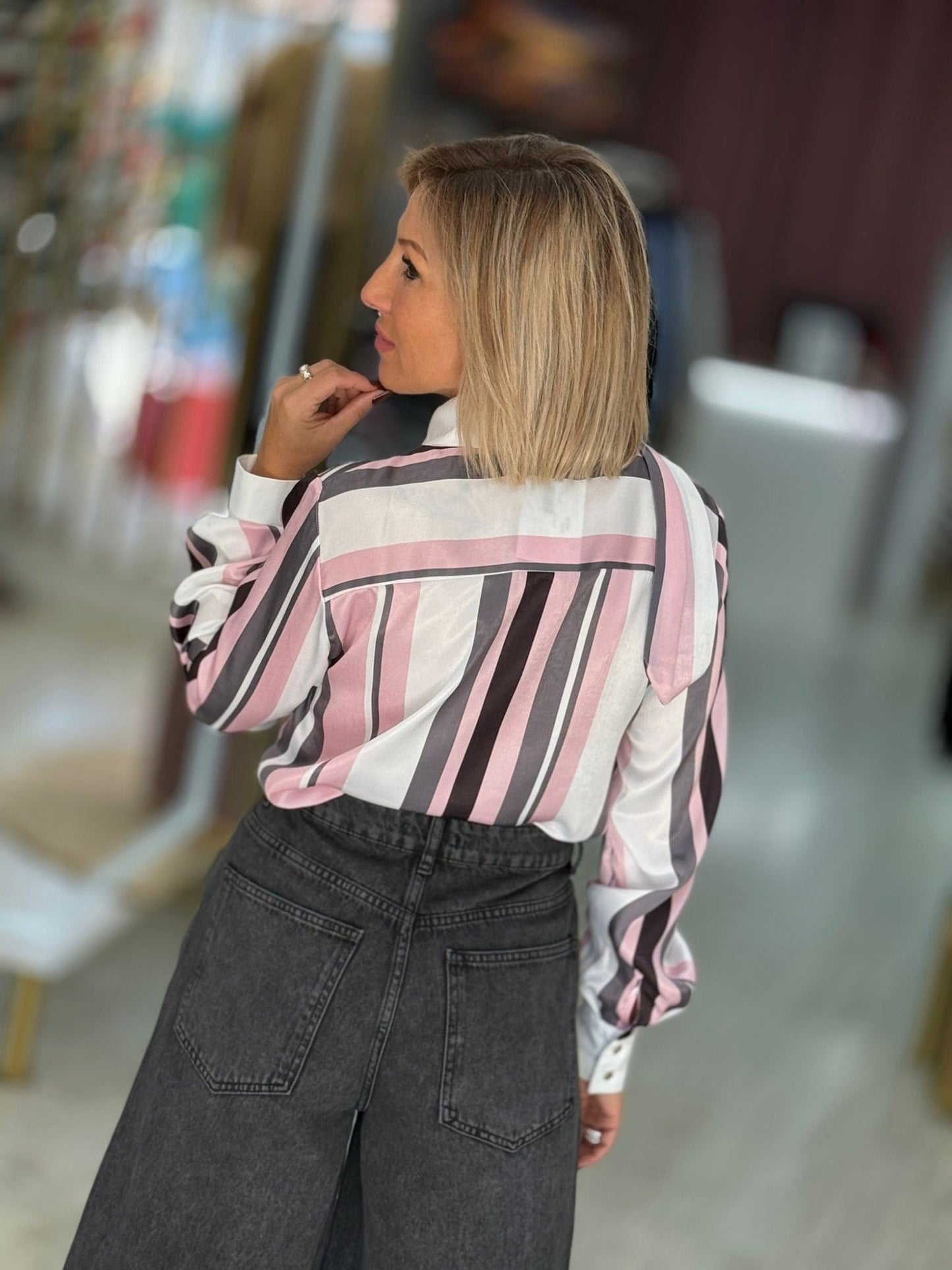 Camisa às Riscas com Gravata