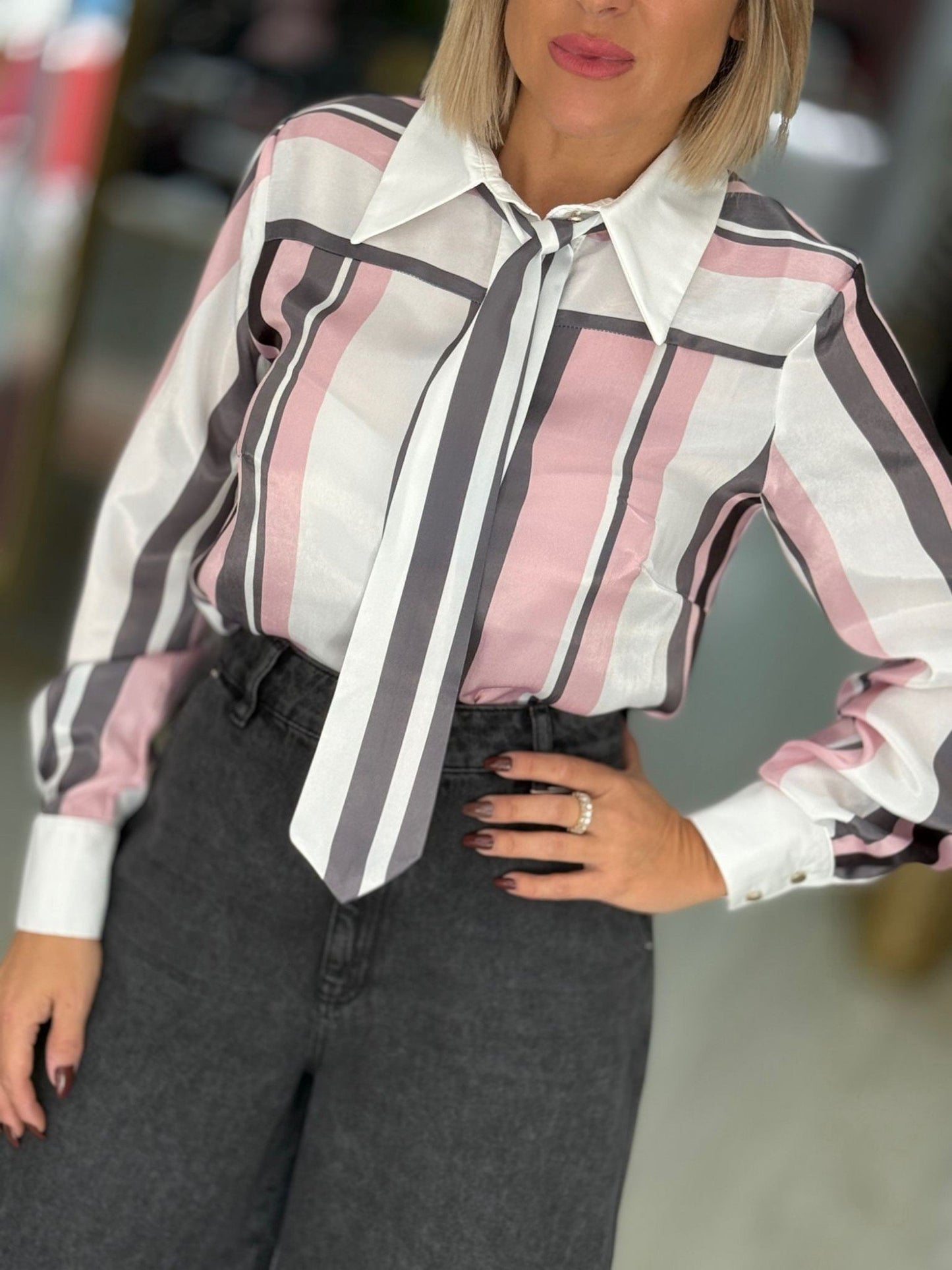 Camisa às Riscas com Gravata